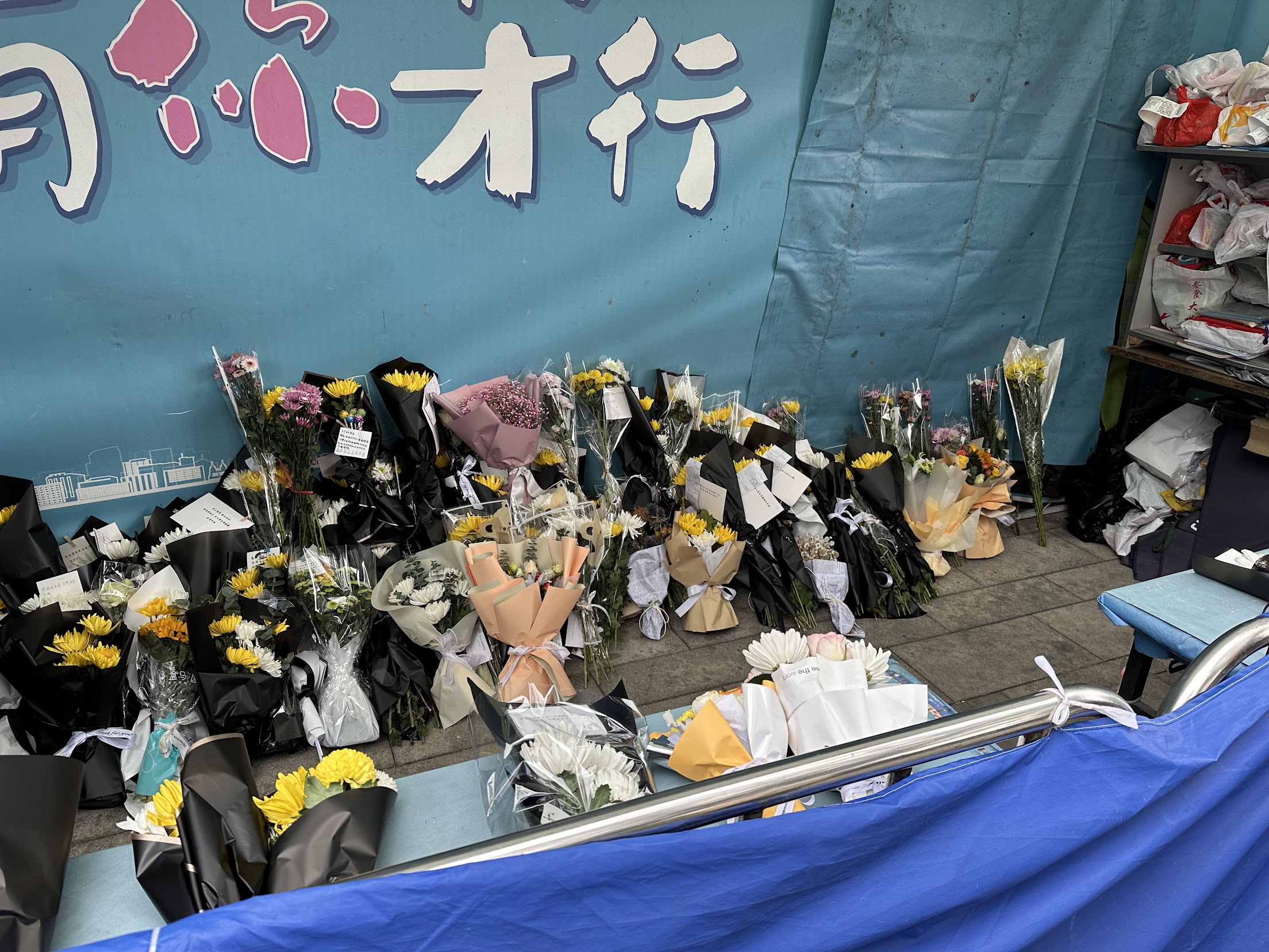 体育西路旁大家的献花。