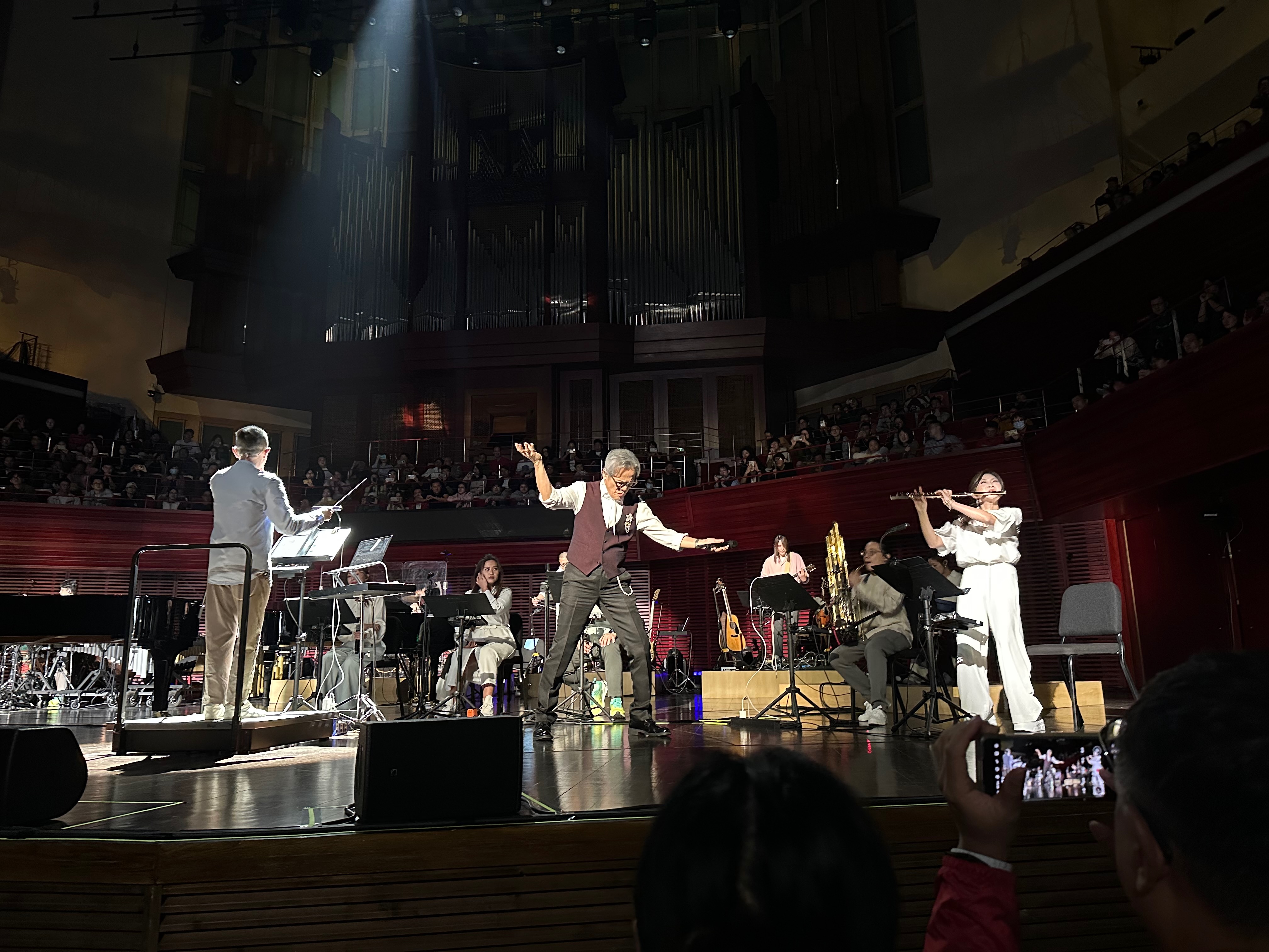 罗在合奏时给长笛🪈演奏者华姵的highlight，我觉得她是整个春龙系列最出彩的演奏者。