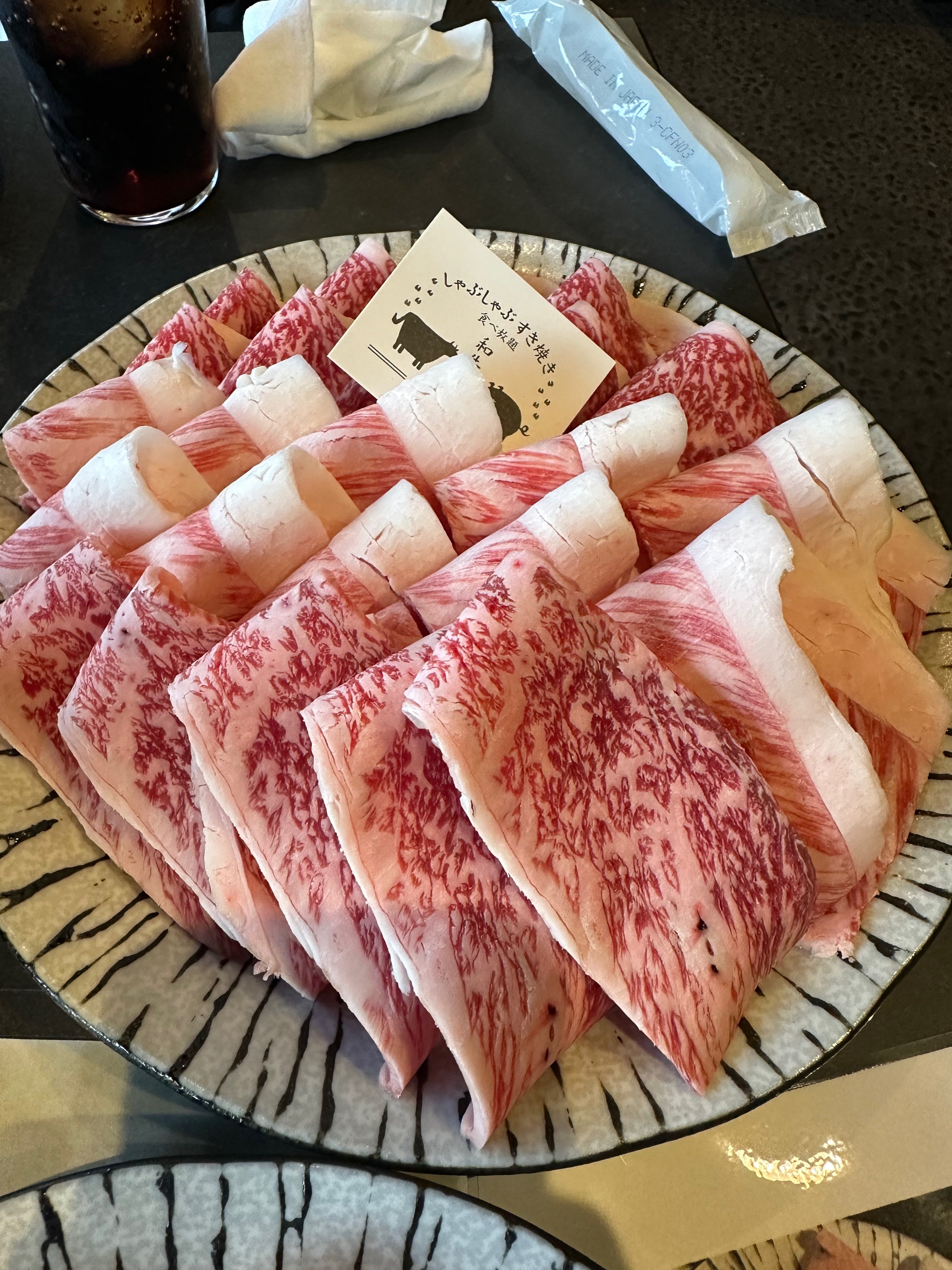 和牛放题的肉，吃了几片之后实在是太腻了，最好不要选择寿喜烧锅底，否则腻上加腻